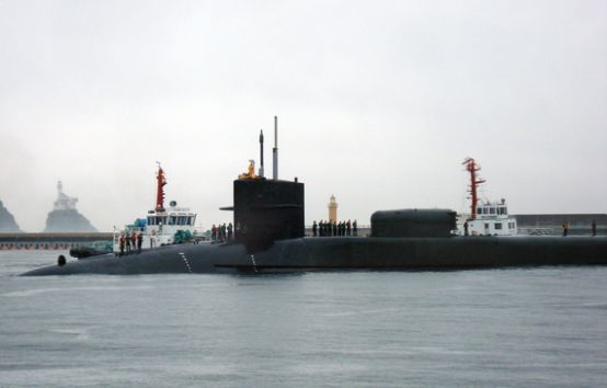 当时美军罕见公布“密歇根”号核潜艇停靠韩国釜山的照片