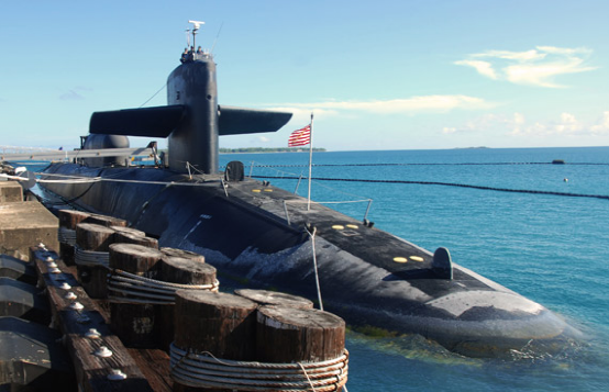 在迪戈加西亚基地停靠的“佛罗里达”号巡航导弹核潜艇
