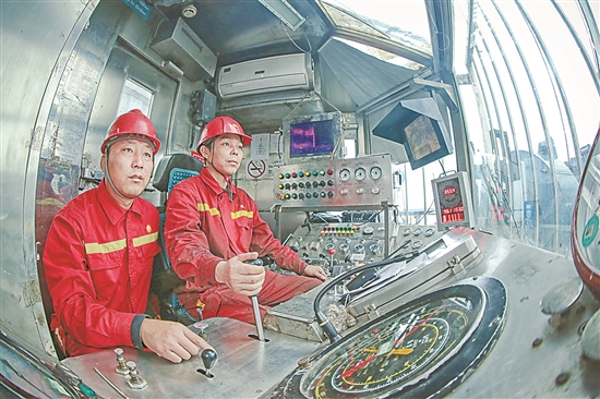 钻井队司钻精细操作，确保钻井质量。