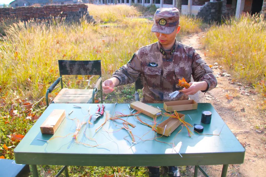 ▲弹药分发员检查实爆器材