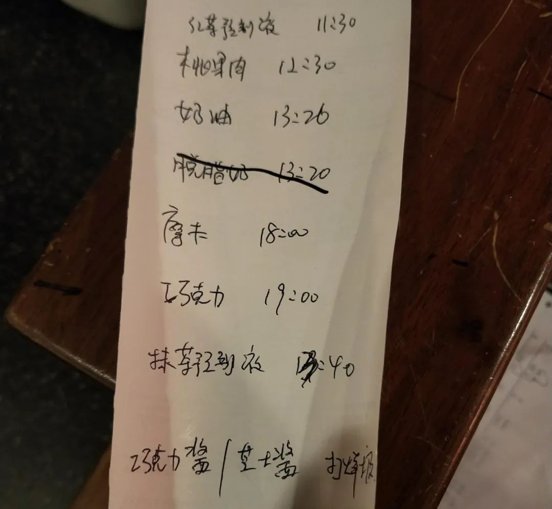 11月7日，在星巴克无锡震泽路店，店员记录了一些食材的到期时间， 然而到期后，这些食材并没有被按时报废。  新京报记者 韩福涛 摄