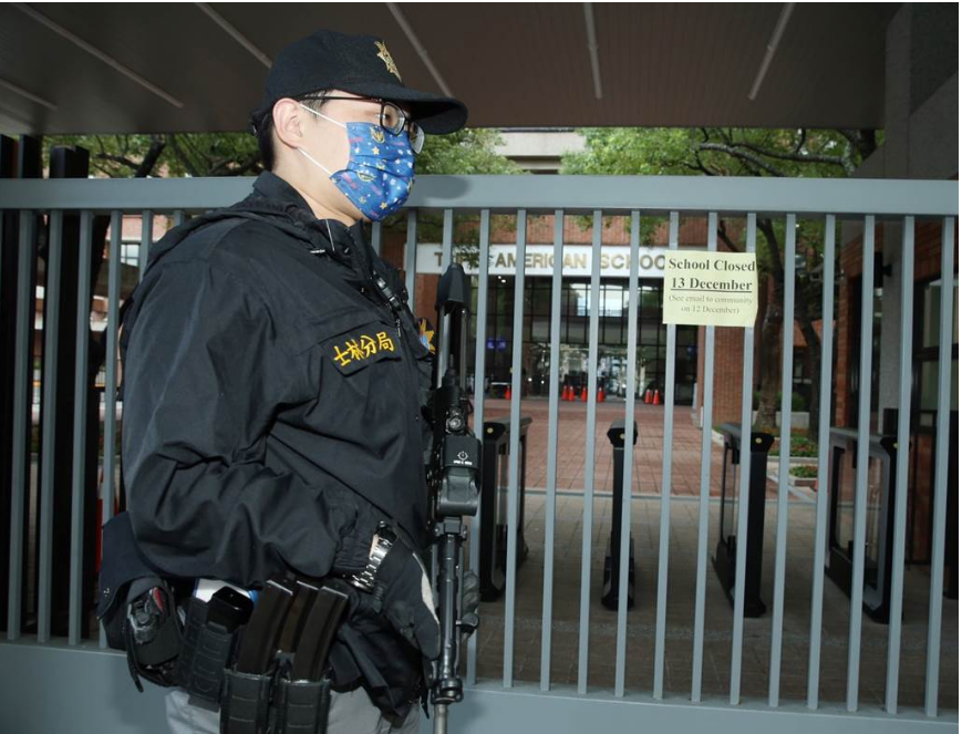 台北美国学校收到恐怖威胁，士林分局刑警荷枪实弹站在校门警戒