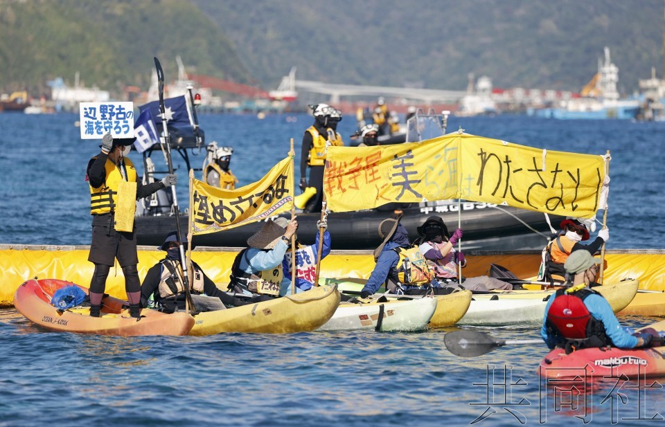 在冲绳县名护市边野古海上，民众乘坐皮艇抗议（图源日媒）