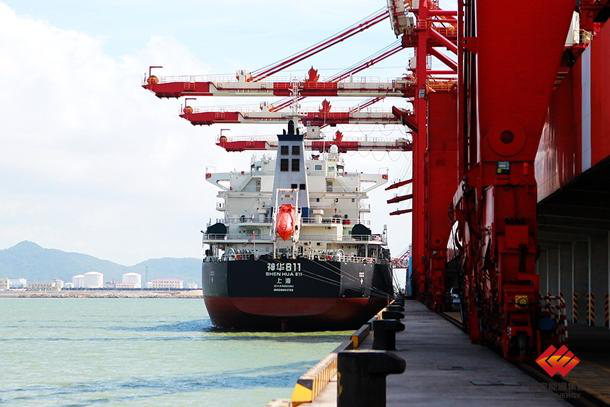 图为国家能源集团珠海港务码头卸船现场