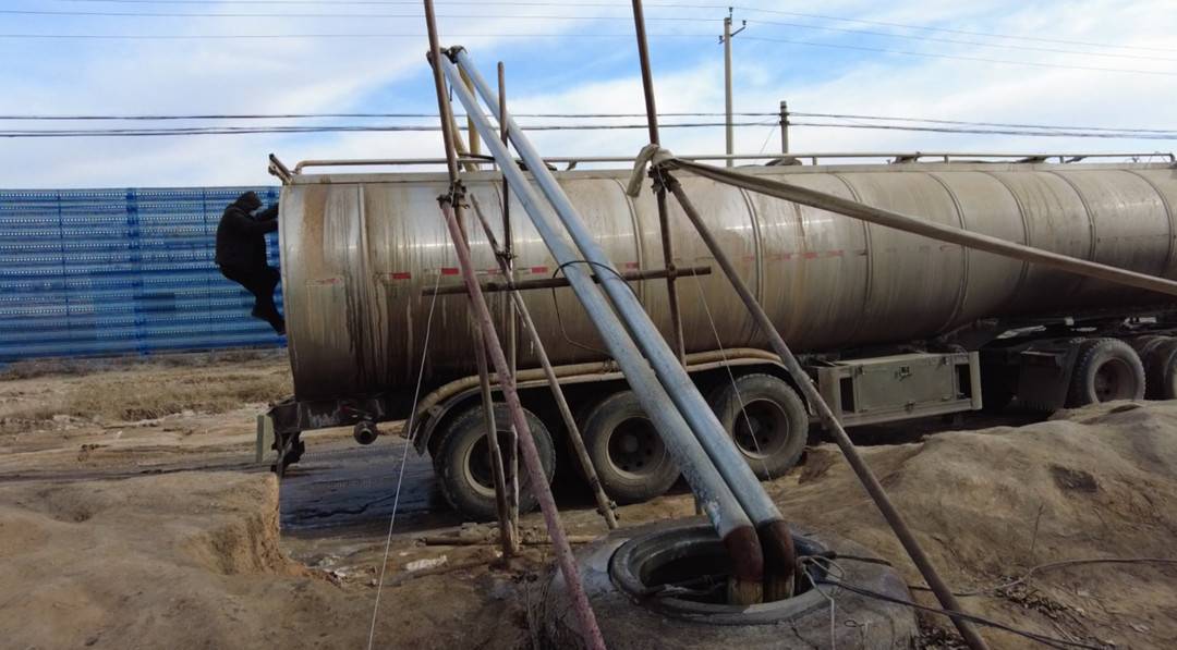 2021年12月5日，督察组现场督察发现，园区组织企业使用罐车从管网中抽出、转运废水。图片来源：生态环境部