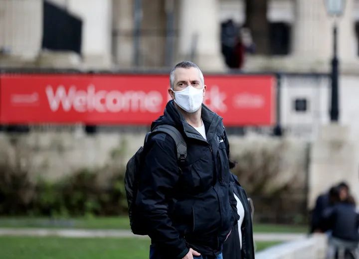 12月12日,在英国伦敦,一名男子佩戴口罩出行。新华社记者 李颖 摄