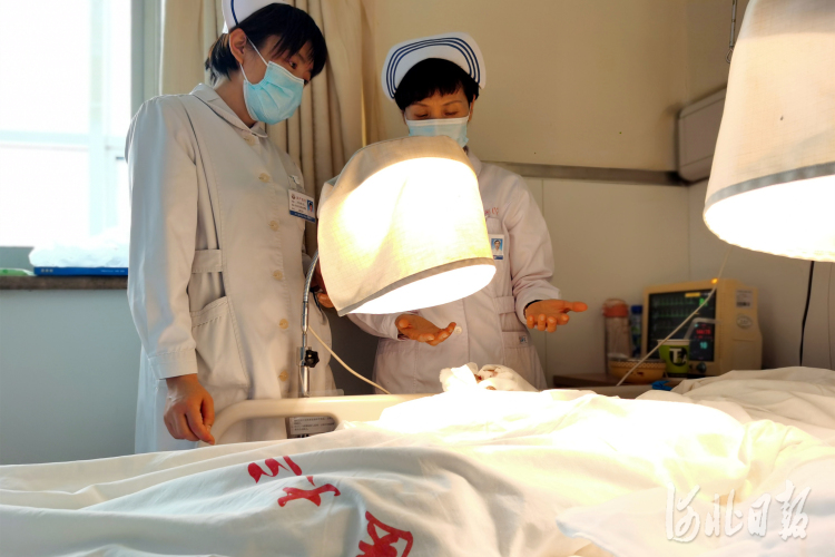 河北医大三院手外科护理团队在赵红芳护士长的带领下，全方位地为患者开展护理。  河北医大三院供图