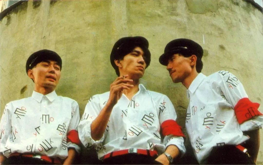 ·1978年，坂本龙一（中）和细野晴臣（左）、高桥幸宏一起组成乐队YMO。