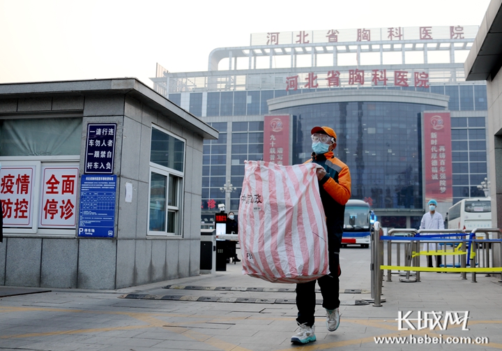 取完河北省胸科医院寄出的药品,赵磊返回邮车。长城网记者 李丽钧 袁立朋 摄