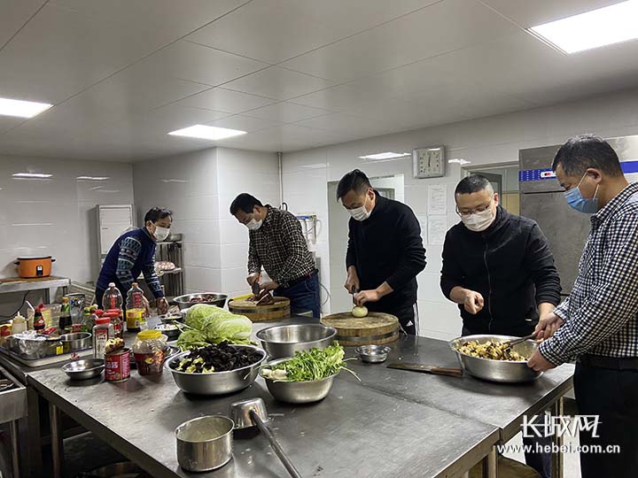 中铁六局石家庄公司机关食堂后勤人员为在黄庄战疫一线的工作人员准备饭菜。张俊豹 摄