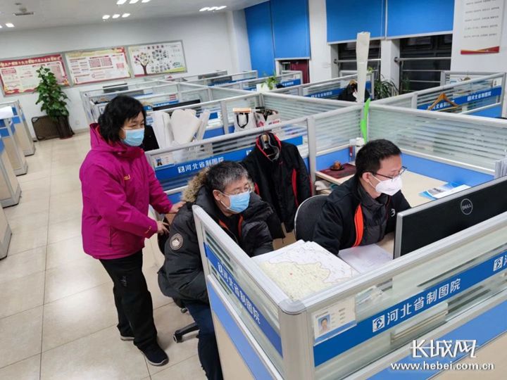 河北省制图院成立应急保障小组,连夜紧急开展作业。许阳 摄