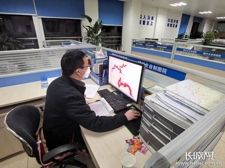 河北省制图院成立应急保障小组,连夜紧急开展作业。许阳 摄