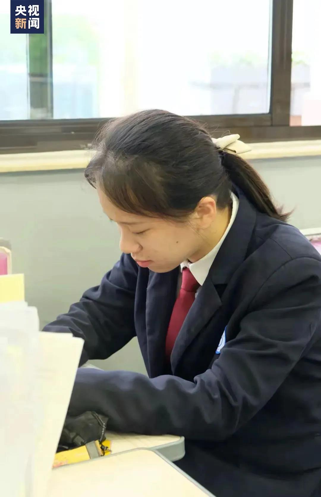 △正在学习的周怡冰