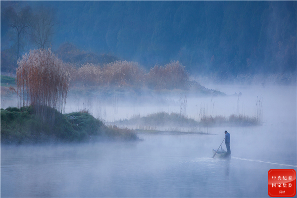 　　清晨的江南湿地寒气逼人，湖面弥漫着薄雾，早起的渔民划着小船穿行在雾气飘飘的芦苇荡中，绘就独具江南特色的冬日风光。（杭州市纪委监委供 叶永生 摄）