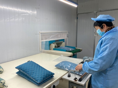 淘特直营店大凉山荞麦枕芯加工车间。
