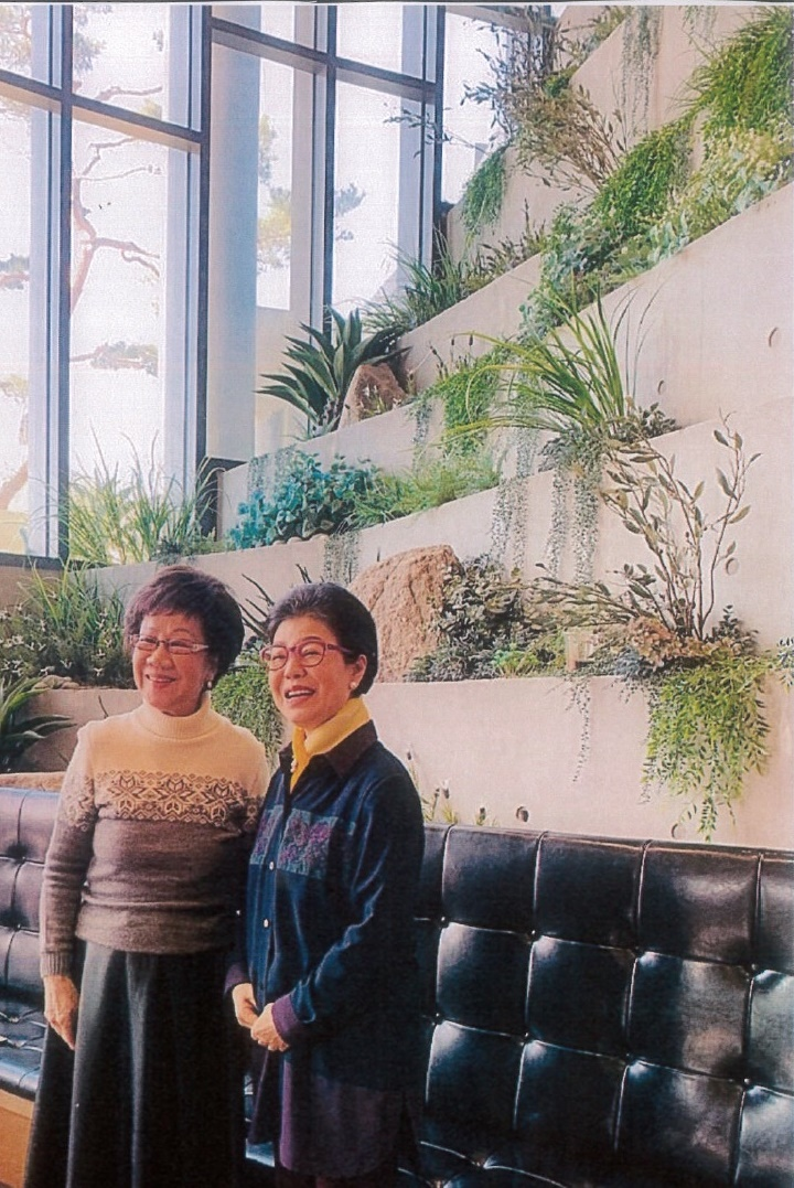 吕秀莲（左）2019年在韩国，与朴槿惠的妹妹朴槿姈合影。图自台湾“新头壳”