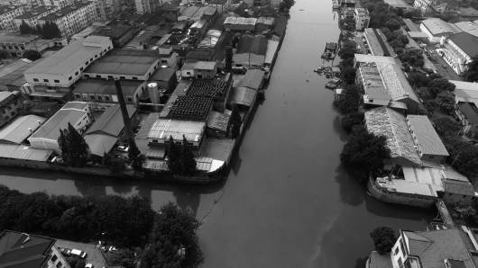 鼎丰酱园该地块位于奉贤区南桥镇新建中路496号,东至南横泾西侧绿地