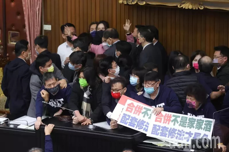 国民党“立委”不满冲上主席台，蓝绿一度爆发推挤，图自联合新闻网
