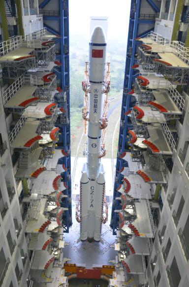 活动发射平台承载星箭组合体驶出垂直总装测试厂房