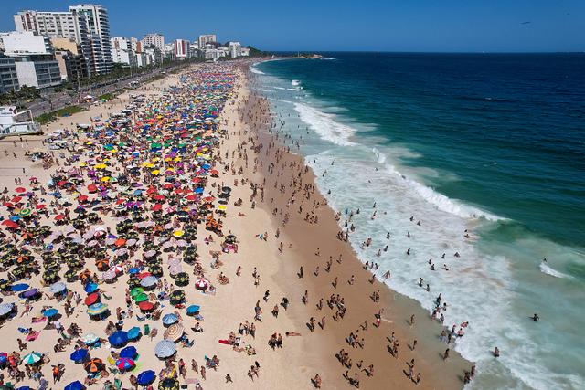尽管新冠疫情仍在肆虐,但著名的巴西里约热内卢科帕卡帕纳海滩上依然
