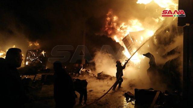 叙利亚消防人员正在港口灭火。图源：SANA