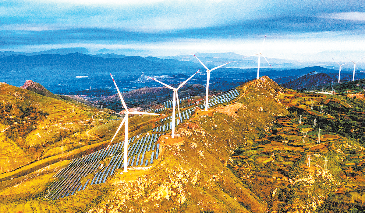 禹州市书堂山上的风力发电与光伏发电设施。河南日报资料图片