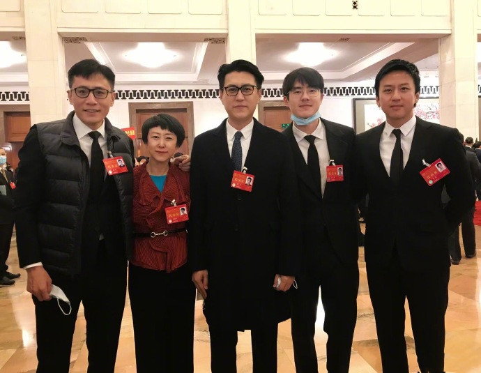 12月17日，刘烨在微博晒出参加第十一次全国文代会的照片，庆祝大会胜利闭幕，刘烨与邓超、靳东、刘昊然等人同框合照。