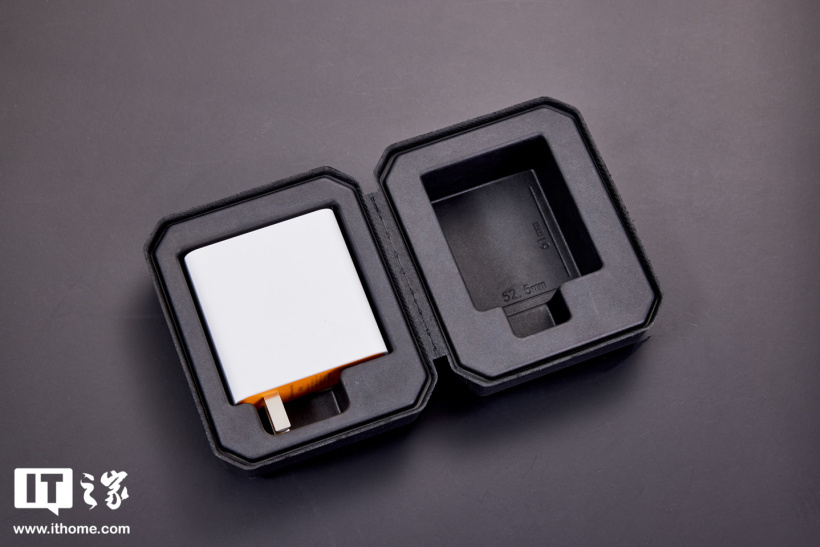 iQOO 9系列发来神秘“黑盒”，120W充电器还能更小吗？