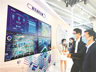 图为在广州市举办2021国际数字科技展暨天翼智能生态博览会上，群众参观数字城市大脑展区。 （图片来源：视觉中国）
