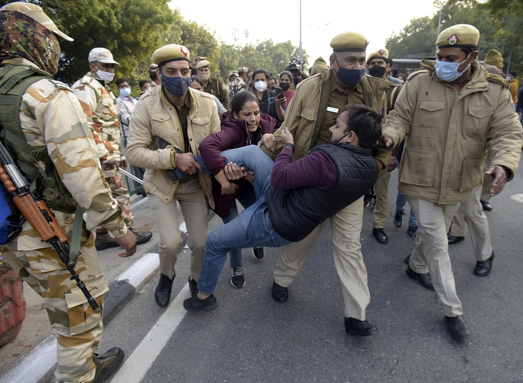 印度首都医生游行中遭警方粗暴对待