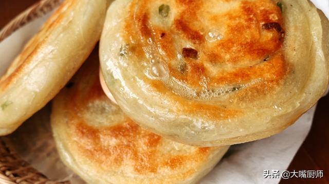 饼店做葱油饼的秘诀,金黄酥脆层次多,零基础也学得会,建议收藏休闲区蓝鸢梦想 - Www.slyday.coM 饼店做葱油饼的秘诀,金黄酥脆层次多,零基础也学得会,建议收藏休闲区蓝鸢梦想 - Www.slyday.coM