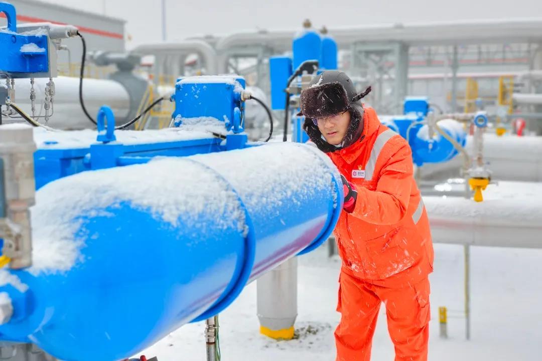 中俄东线黑河作业区员工雪中巡检设备。