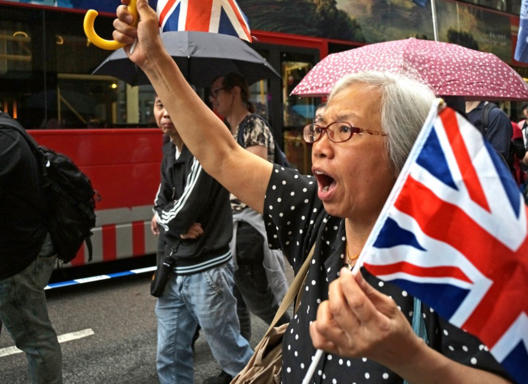 “王婆婆”之前经常在示威现场挥动英国国旗。图自港媒