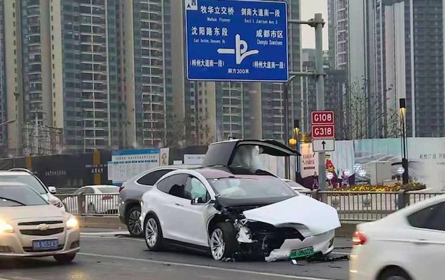 ▲成都特斯拉碰撞现场(图源网络)