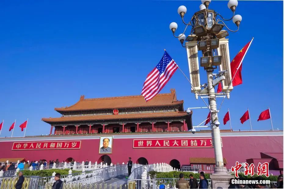 資料圖:北京天安門前懸掛起中美兩國國旗。 中新社記者 賈天勇 攝