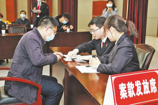 11月18日，全省法院开展执行案款集中发放活动。