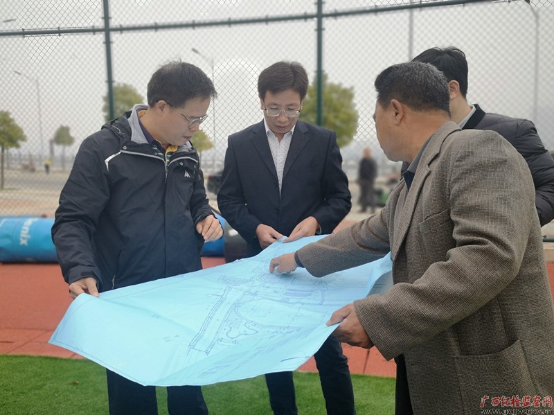 驻自治区体育局纪检监察组调研组实地查看藤县津北社区体育休闲公园项目。