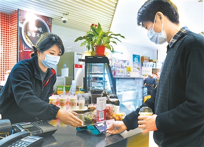  在上海交通大学医学院附属同仁医院员工食堂，员工通过数字人民币“硬钱包”支付。新华社记者 刘颖 摄