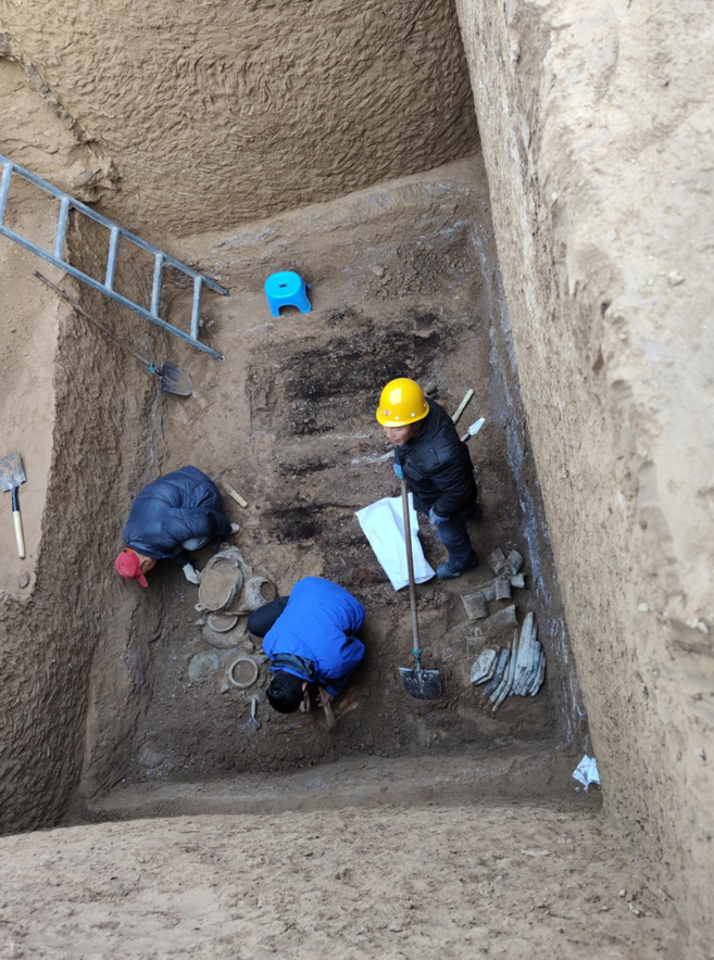 这是正在清理中的战国墓葬（资料照片）。三门峡市文物考古研究所供图