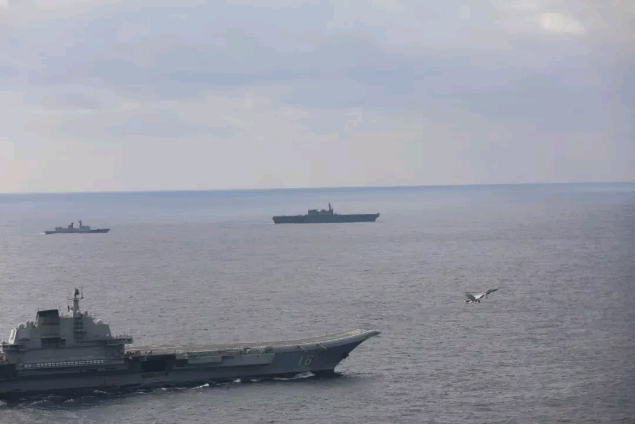 近处的辽宁舰正在起飞歼-15战斗机，远处就是“有舰无机”的“出云”号。