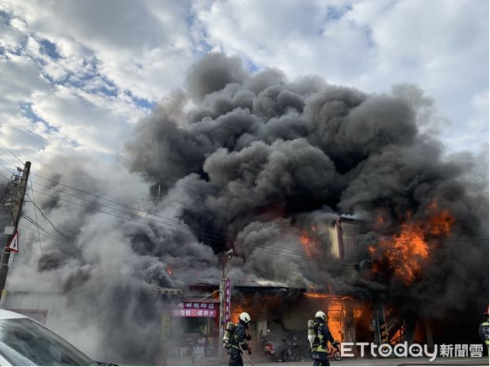 台中市一栋铁皮屋31日上午8时发生火灾。图自台湾“ETtoday新闻云”