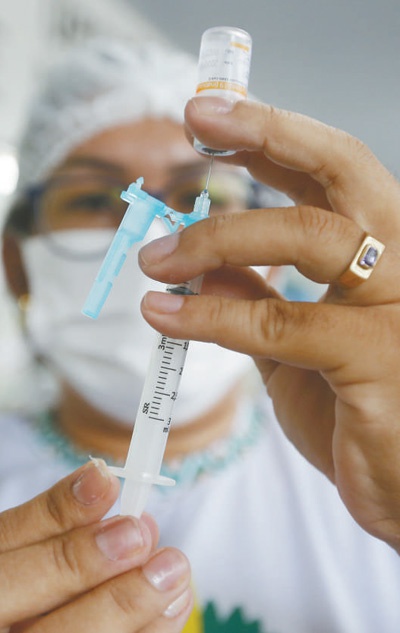 巴西亚马孙州塔巴廷加市的医护人员准备注射中国新冠疫苗.