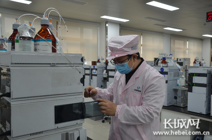 石家庄四药研发中心液体制剂分析部部长袁广峰正在进行新产品开发实验。张航 摄