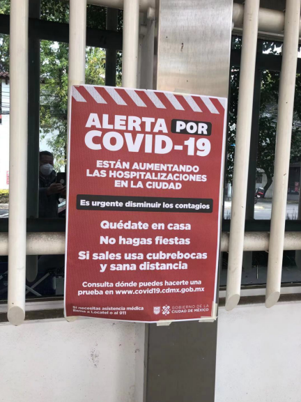 △墨西哥城街头印着防疫口号的海报