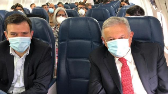 △洛佩斯在前往美国的飞机上佩戴了口罩