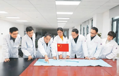 　　范开春（左三）和团队在讨论设计方案。　　航天三江供图