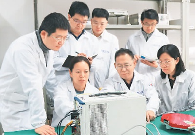 　　贺中琴（前排左二）和团队测试产品。　　航天科工二院二十五所供图