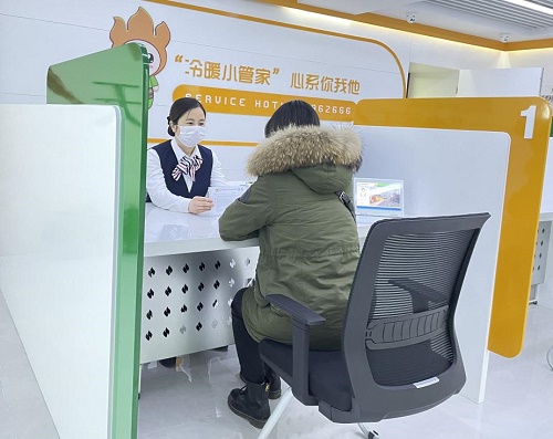 鲍瑾在热情地为用户办理用热业务。葛晓玲 摄