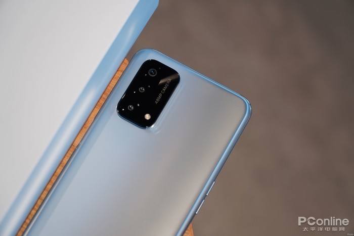 7大光圈6p镜片摄像头,它本身的图像解析力相当不错,可以看到拍摄出来