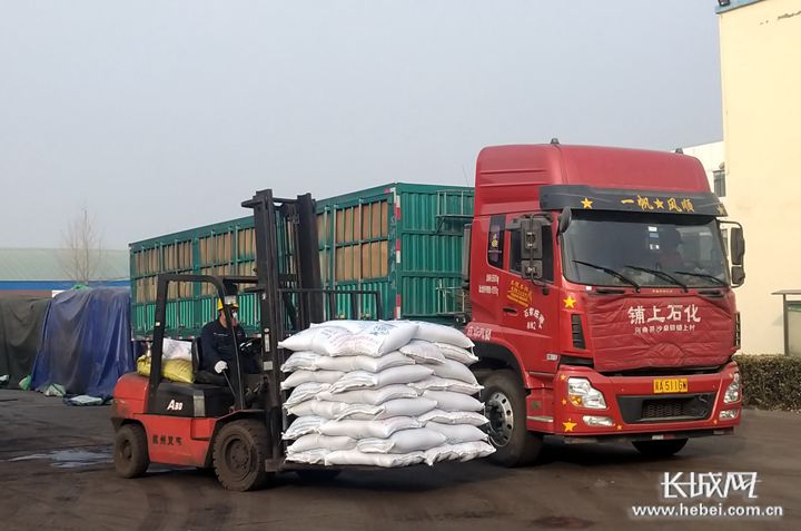 河北润农欣生物科技有限公司产品正在装车发货。贾博义 摄